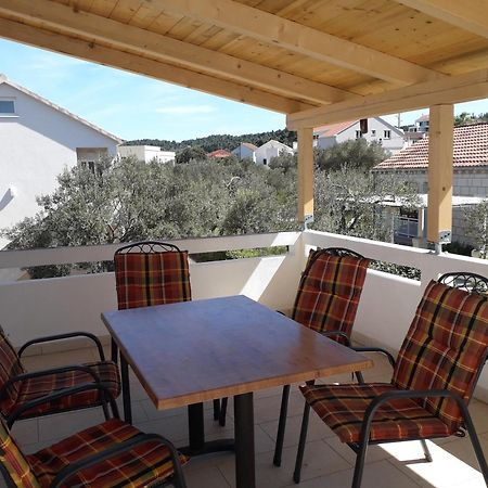 Apartments Maslina Лумбарда Екстериор снимка