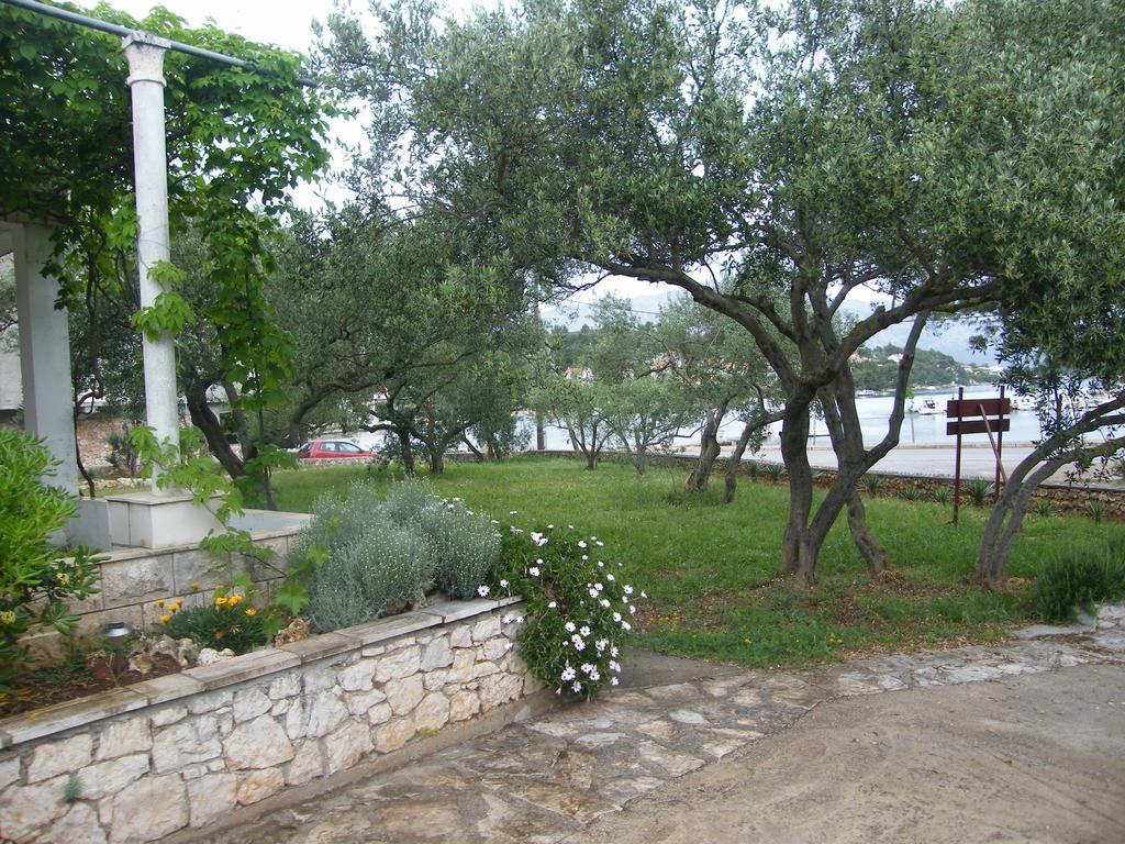 Apartments Maslina Лумбарда Екстериор снимка