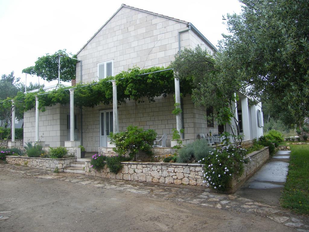 Apartments Maslina Лумбарда Екстериор снимка
