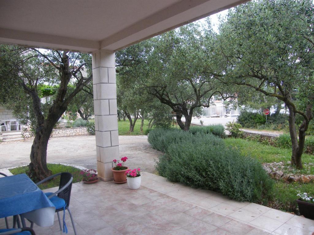 Apartments Maslina Лумбарда Екстериор снимка