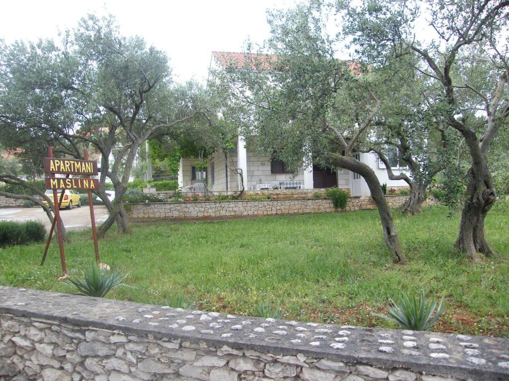 Apartments Maslina Лумбарда Екстериор снимка