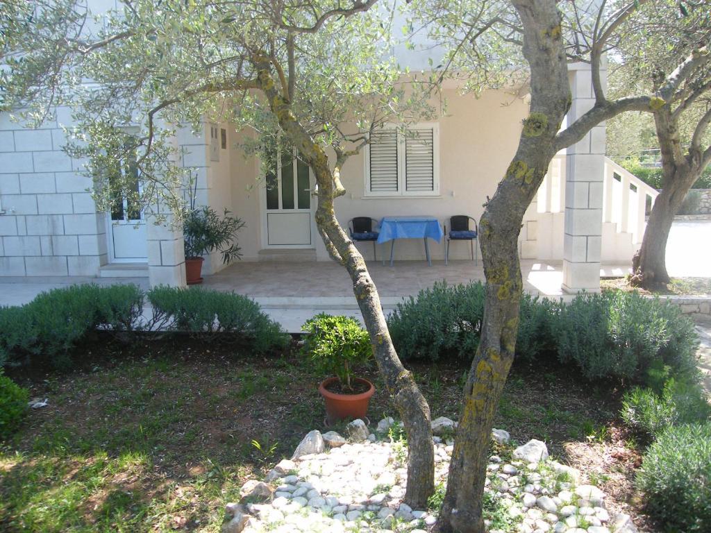 Apartments Maslina Лумбарда Екстериор снимка