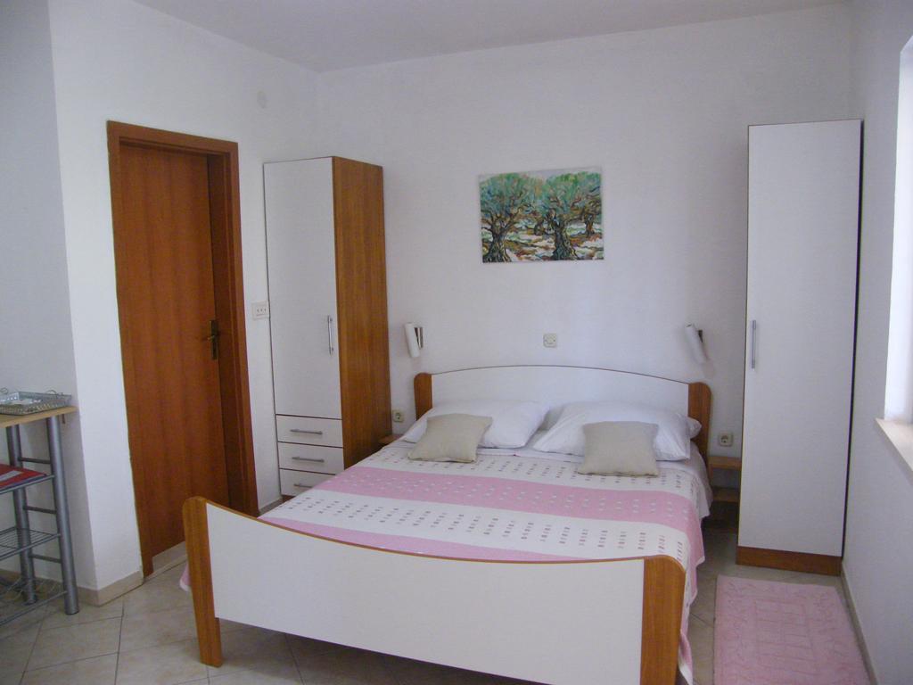 Apartments Maslina Лумбарда Екстериор снимка