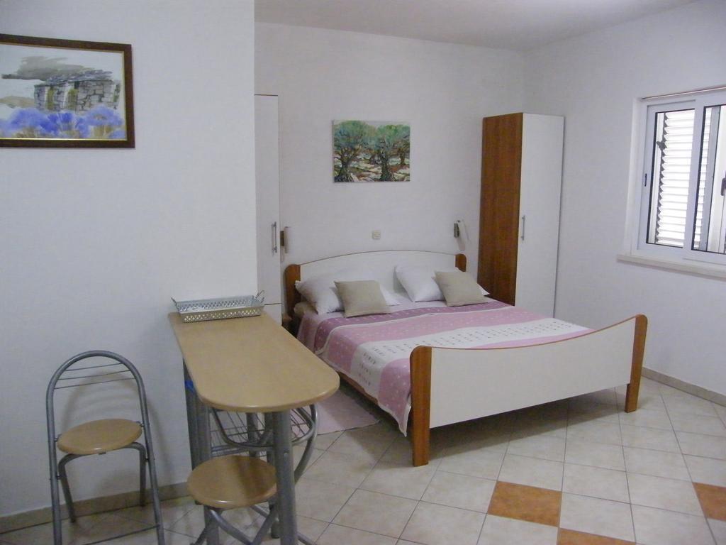 Apartments Maslina Лумбарда Екстериор снимка
