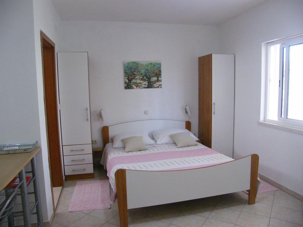 Apartments Maslina Лумбарда Екстериор снимка