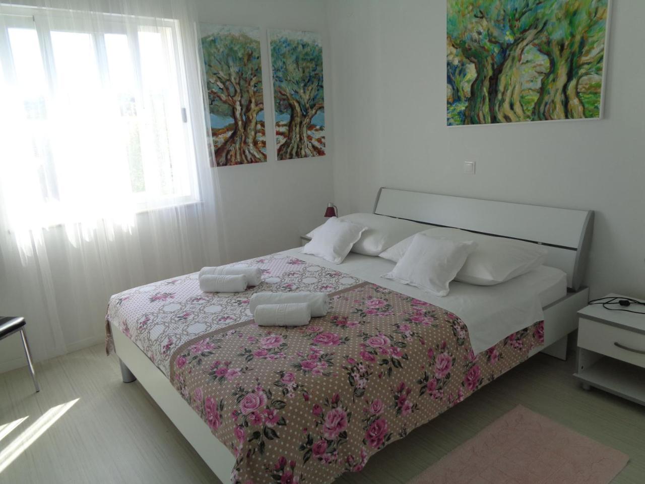 Apartments Maslina Лумбарда Екстериор снимка