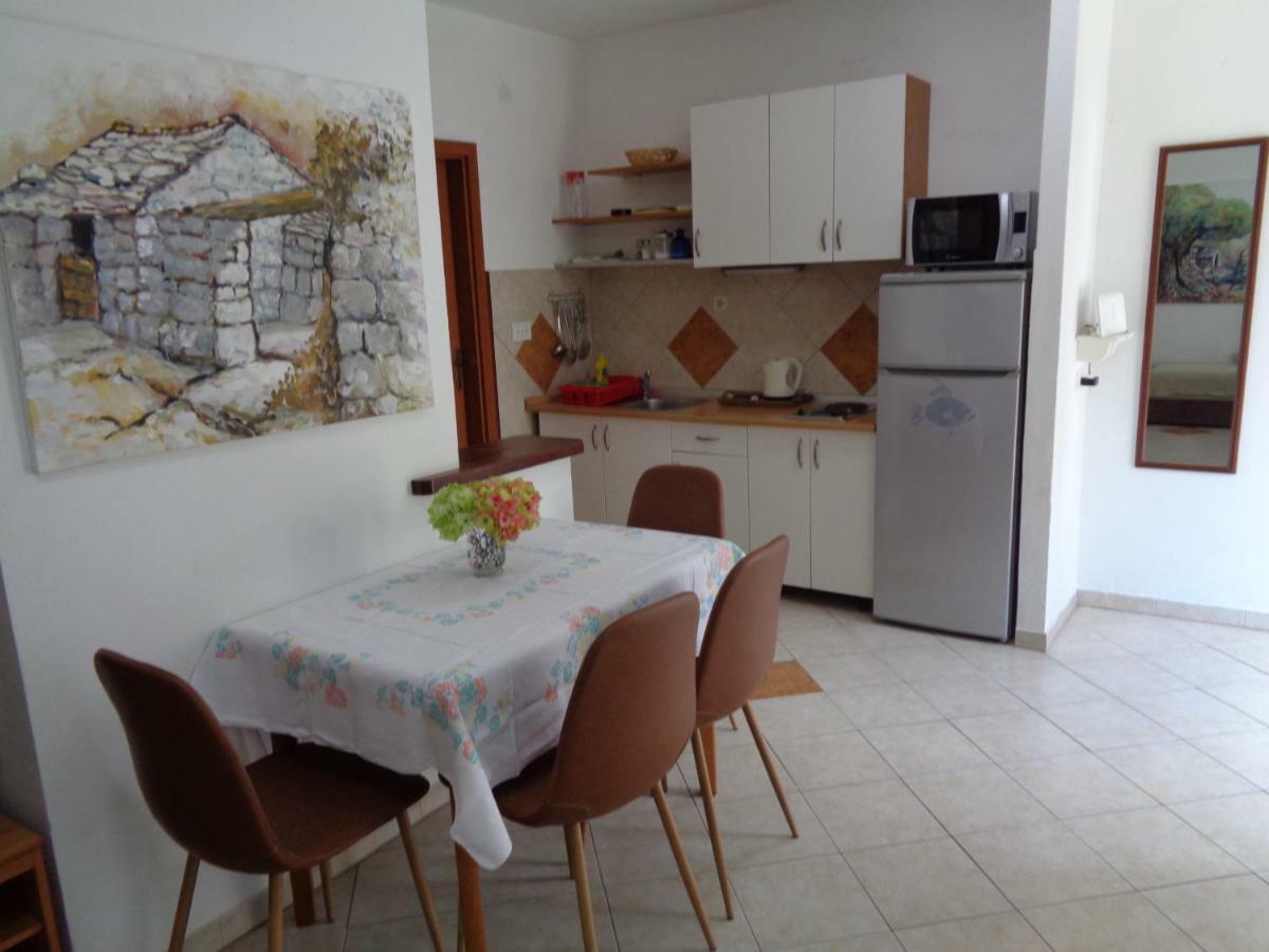 Apartments Maslina Лумбарда Екстериор снимка